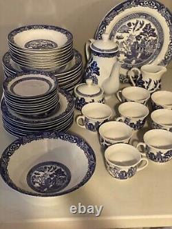 Blue and white Blue Willow 8 piece place setting